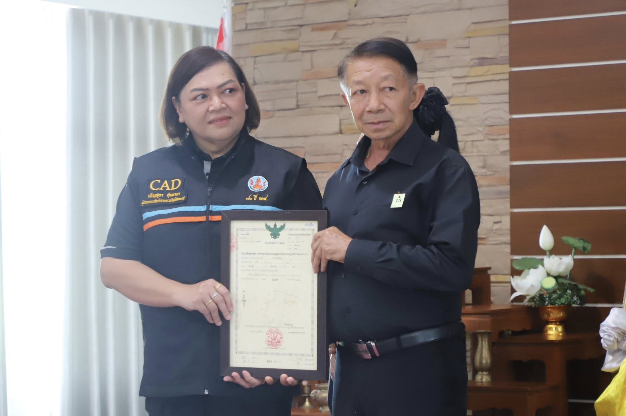 title - รมช.เกษตรฯ มอบโฉนดเพื่อการเกษตร โฉนดต้นไม้ ยกระดับที่ดินทำกินในกระบี่ หนุนเกษตรกรเข้าถึงแหล่งทุน